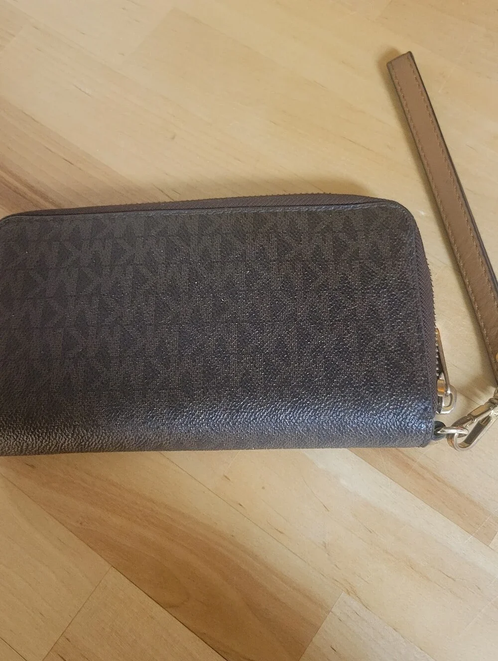 Michael Kors Women's Jet Set Travel Multifunction Phone Case Brown